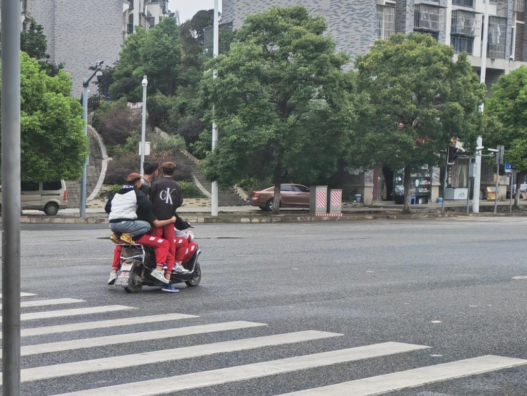 新华视点丨透视未成年人驾驶乱象