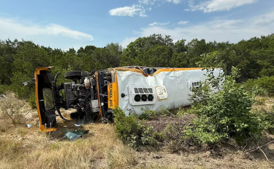 美国得州开学首日 一小学校车侧翻致12人受伤