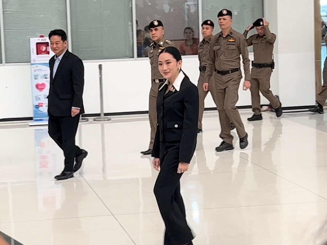 泰国被停职总理佩通坦就是否违宪一案出庭作证