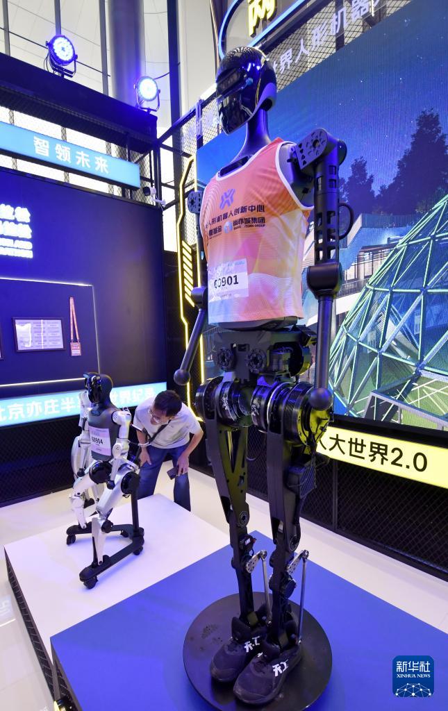 中国经济样本观察·企业样本篇丨从蹒跚学步到健步如飞——人形机器人“天工”如何进化而来？