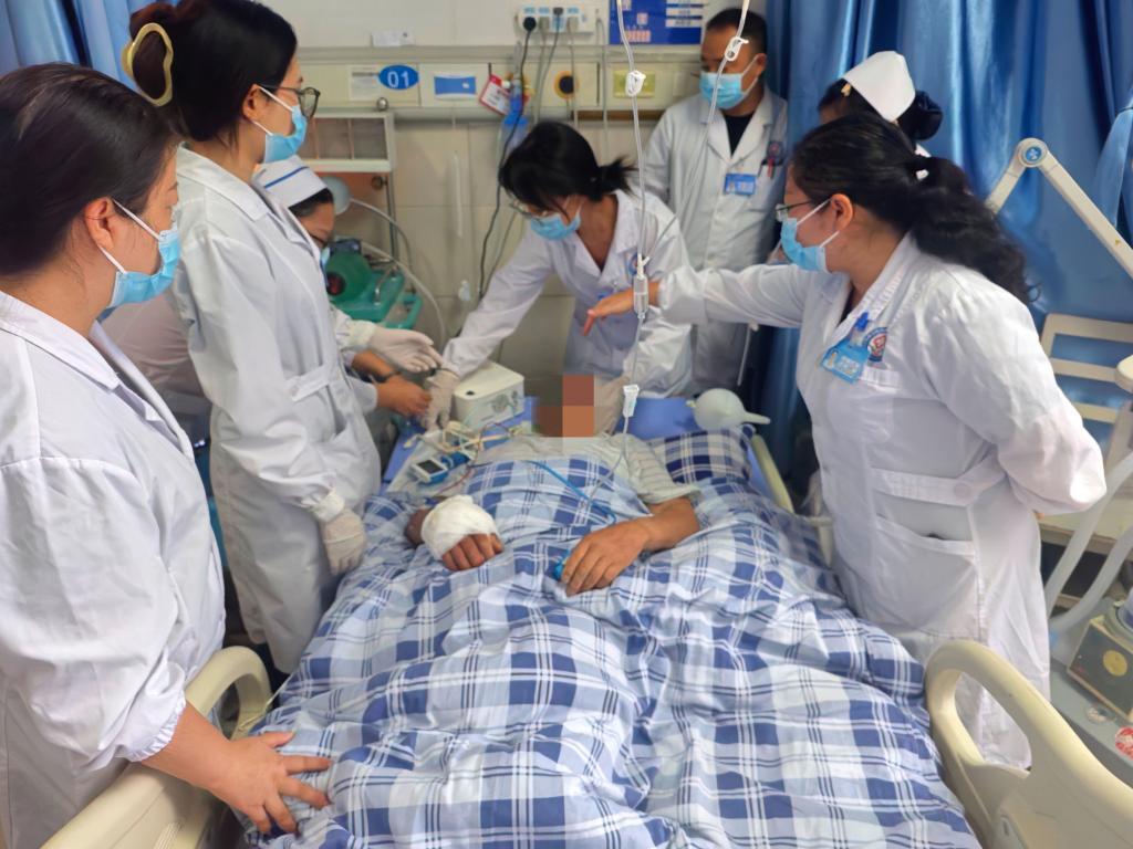 生死时速12小时，眼镜王蛇咬伤的患者成功获救