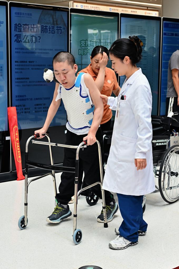 历经4次手术 山东“折叠男孩”在成都告别“折叠人生”