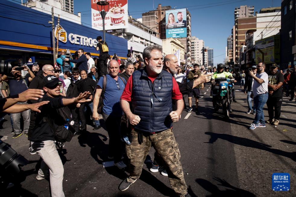 阿根廷总统米莱在助选活动上遭投石袭击