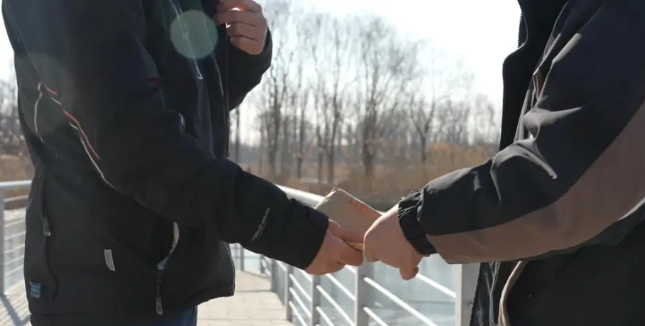 面对境外间谍的“友善面具”，他们的选择截然不同