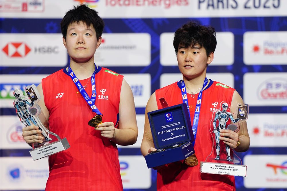 羽毛球世锦赛：石宇奇终“封王” “00后”刘圣书/谭宁问鼎女双