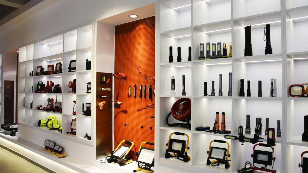 中国经济样本观察·“镇”了不起｜一支手电筒，“照”出80多亿元移动“亮”产业