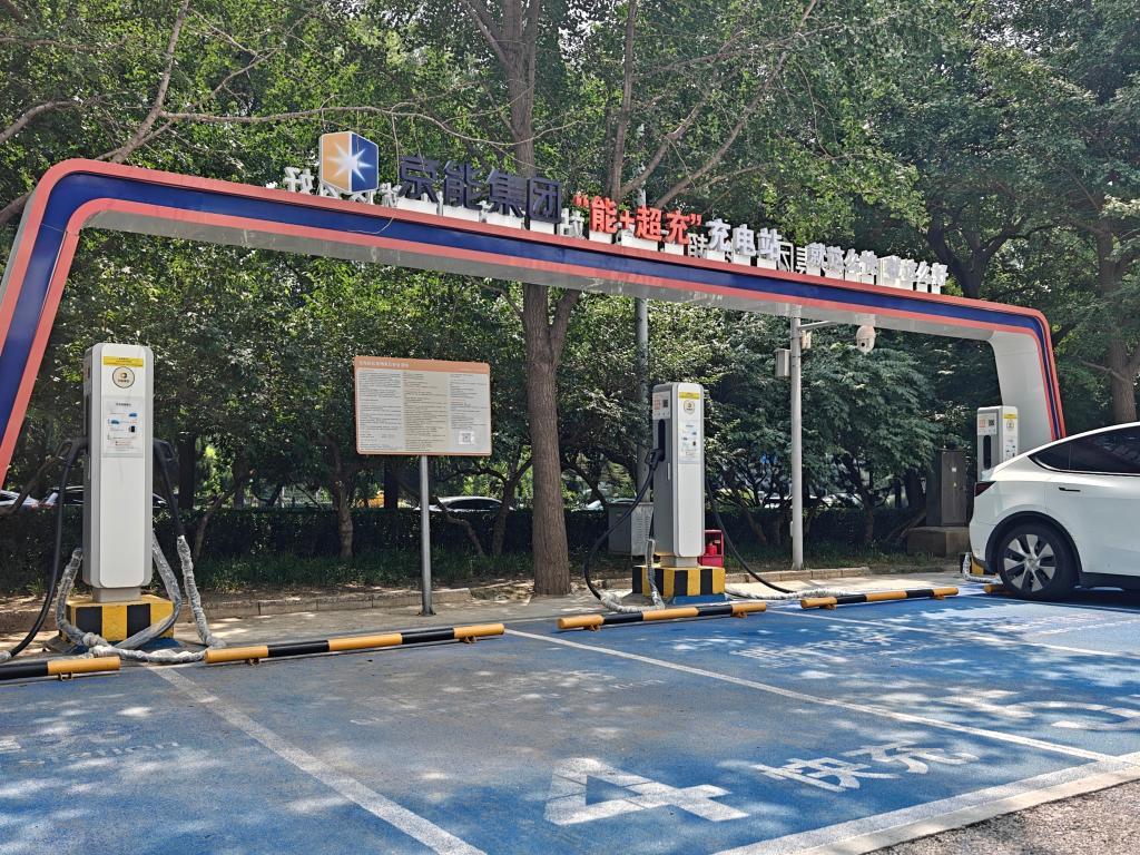 新华视点｜超充建设提速 以后充电能否像加油一样方便？