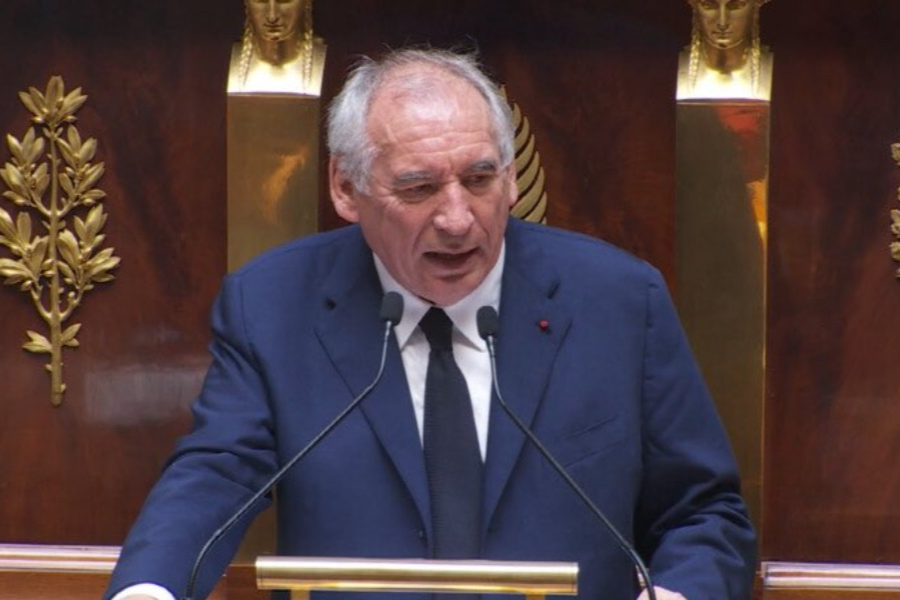 法国总理贝鲁抵达爱丽舍宫向总统马克龙递交辞呈