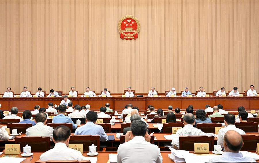 十四届全国人大常委会第十七次会议举行第二次全体会议 审议执法检查报告、专项工作报告等 赵乐际出席会议