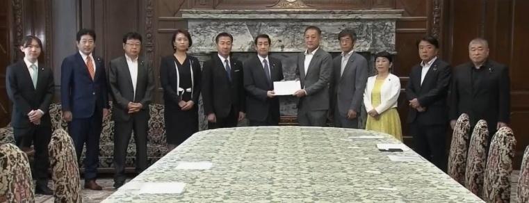 日本在野党递交书面文件 要求尽早召开临时国会