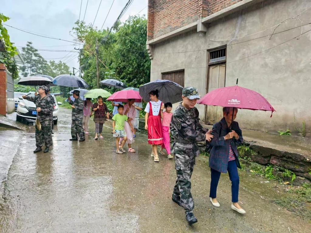 党旗在基层一线高高飘扬丨护民助农暖人心——记抗洪抢险中的四川蓬溪县红江镇“红色冲锋队”