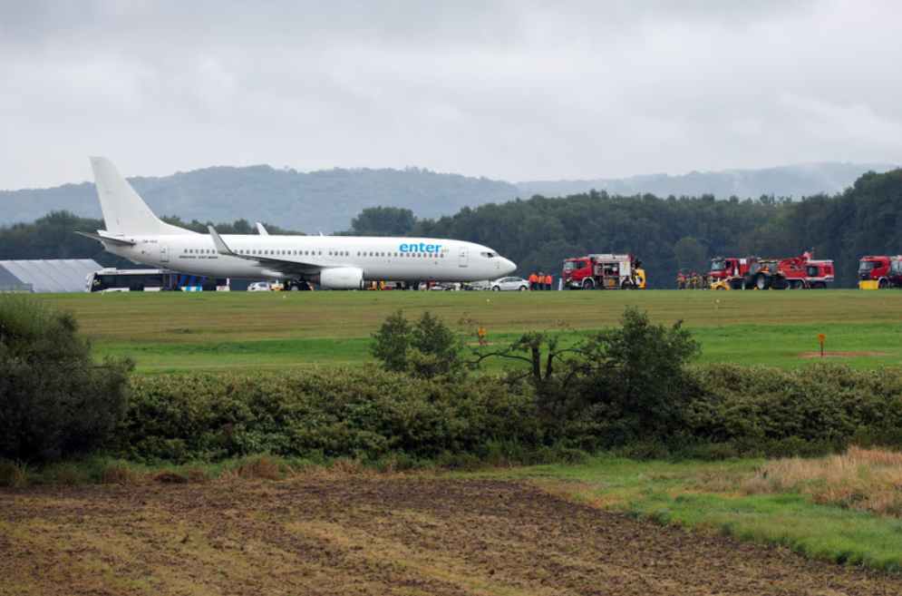 遇暴雨 波兰一客机降落时冲出跑道