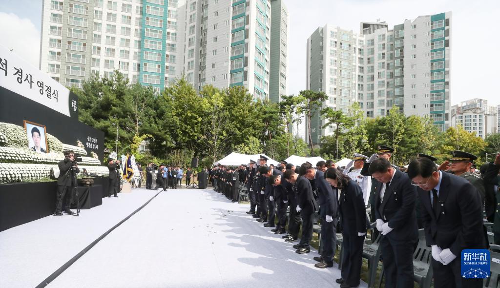 韩国为在营救中国公民过程中殉职的海警举行遗体告别仪式