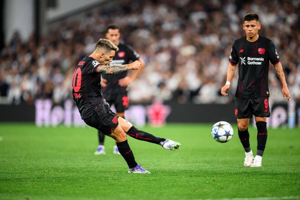 两场比赛进三粒任意球 勒沃库森后卫神奇脚法闪耀足坛