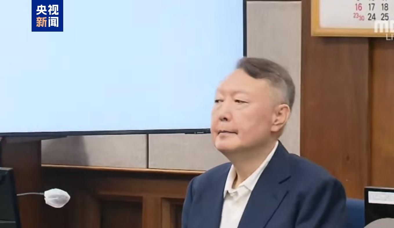 韩国前总统尹锡悦出席其涉嫌滥用职权等案件首次庭审