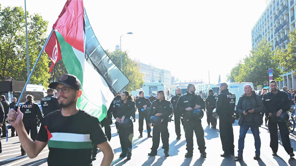 德国柏林数万人举行巴以冲突相关示威活动