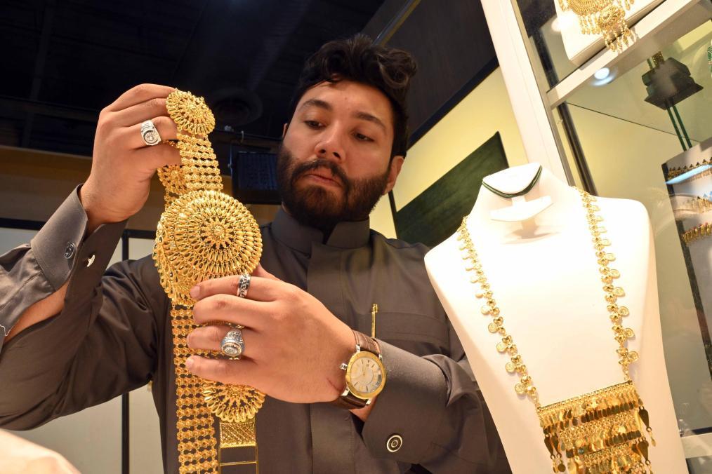 国际现货黄金价格涨破每盎司3800美元