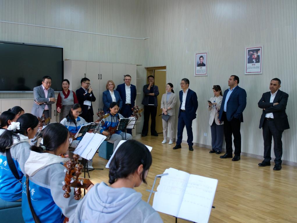 新华鲜报丨欧亚国家驻华使节西藏行 见证发展新气象