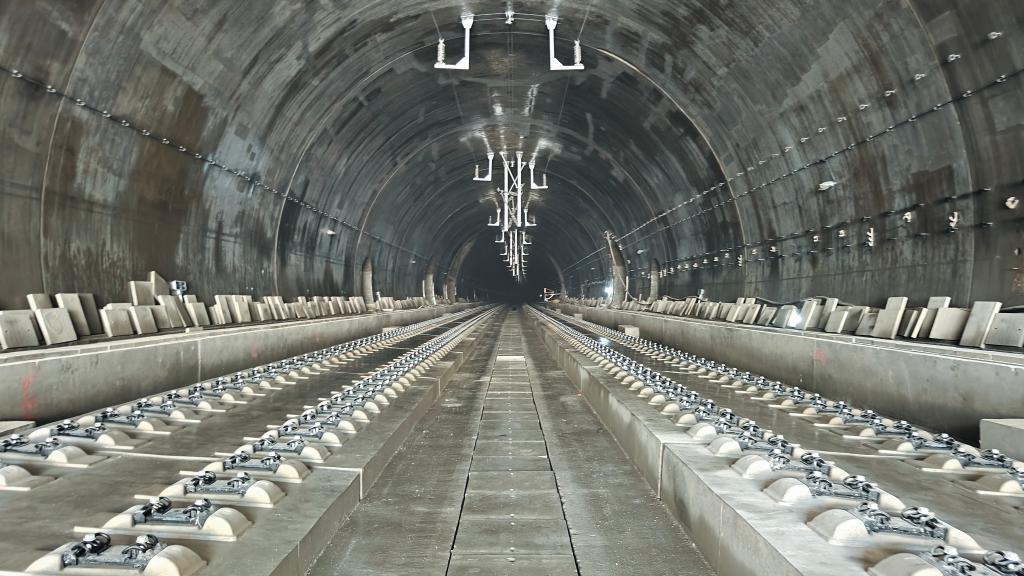 西康高铁正式启动全线铺轨