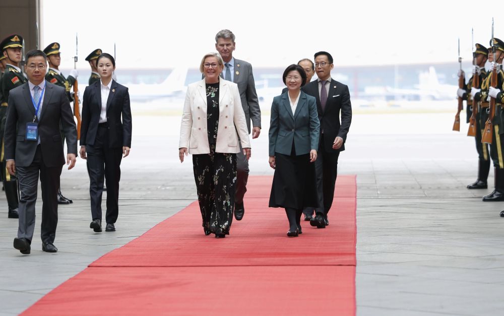 全球妇女峰会｜冰岛总统托马斯多蒂尔抵达北京