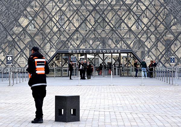 卢浮宫遭抢文物未投保 分析称追回可能性低