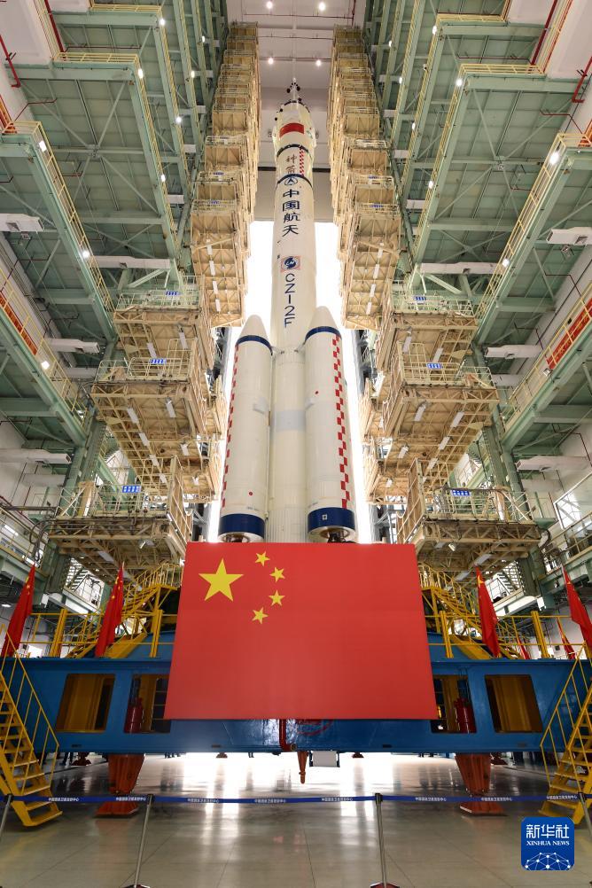神舟二十一号计划近日择机实施发射 船箭组合体转运至发射区