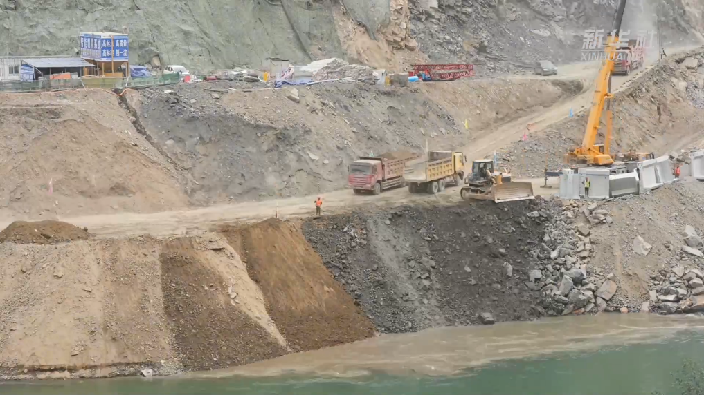 雅砻江流域首次“双站同日截流” 国家首个水风光一体化基地建设加速推进