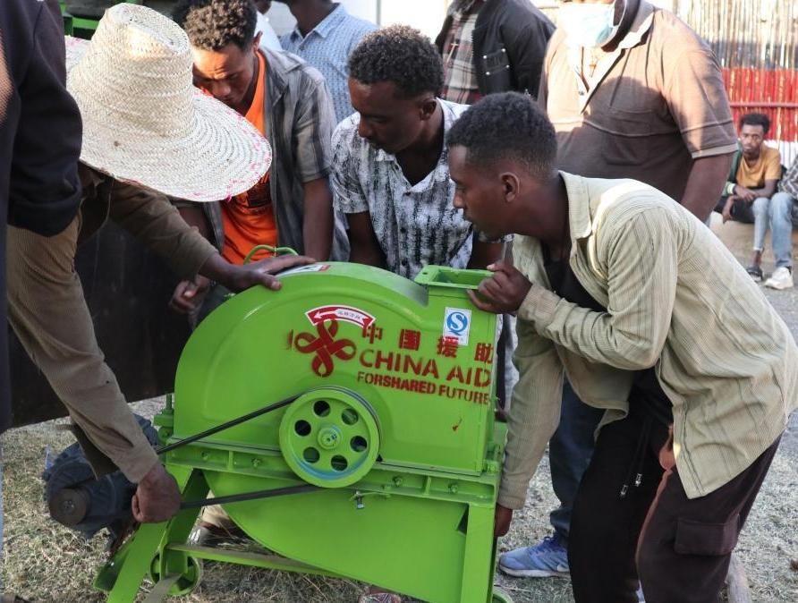 中国向中埃塞农业减贫示范村捐赠一批农业设备