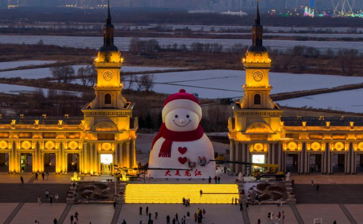 “冰城”大雪人亮相