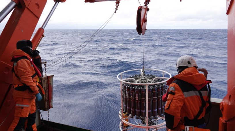 第42次南极考察丨“雪龙”号在阿蒙森海开展大洋考察作业