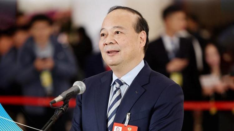 曾毓群亮相委员通道：把中国产品卖到全世界