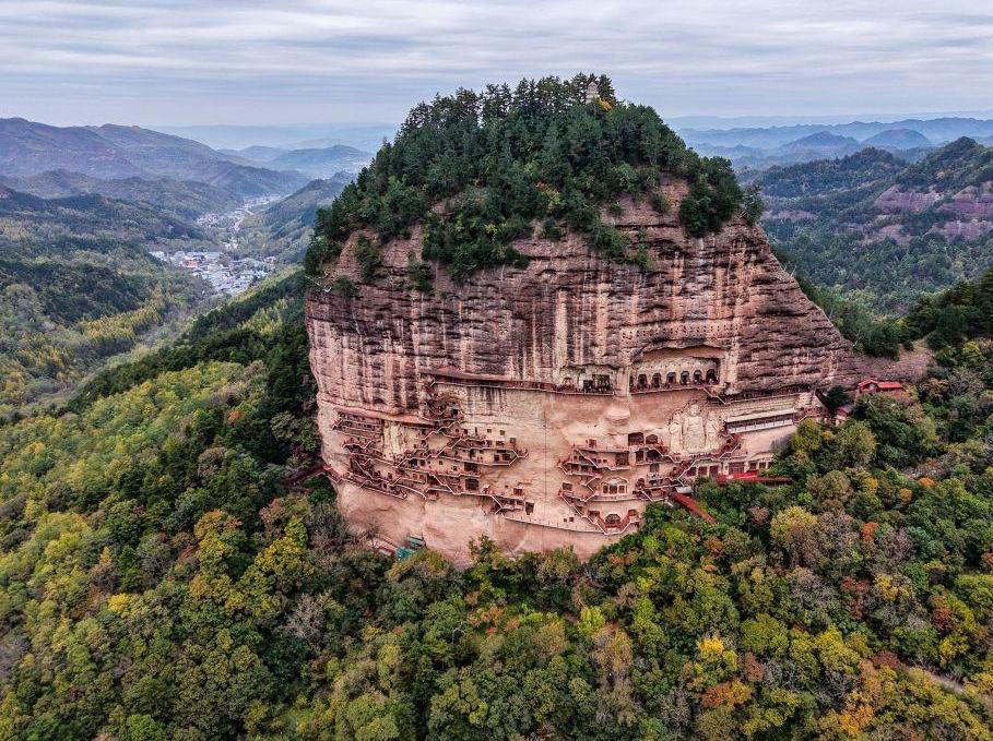 秋染麦积山